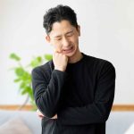 悩む男性