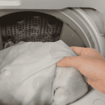 洗濯機に衣類を入れている様子
