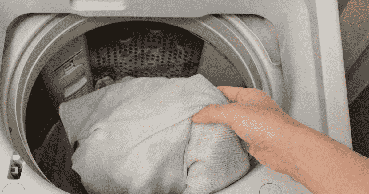 洗濯機に衣類を入れている様子