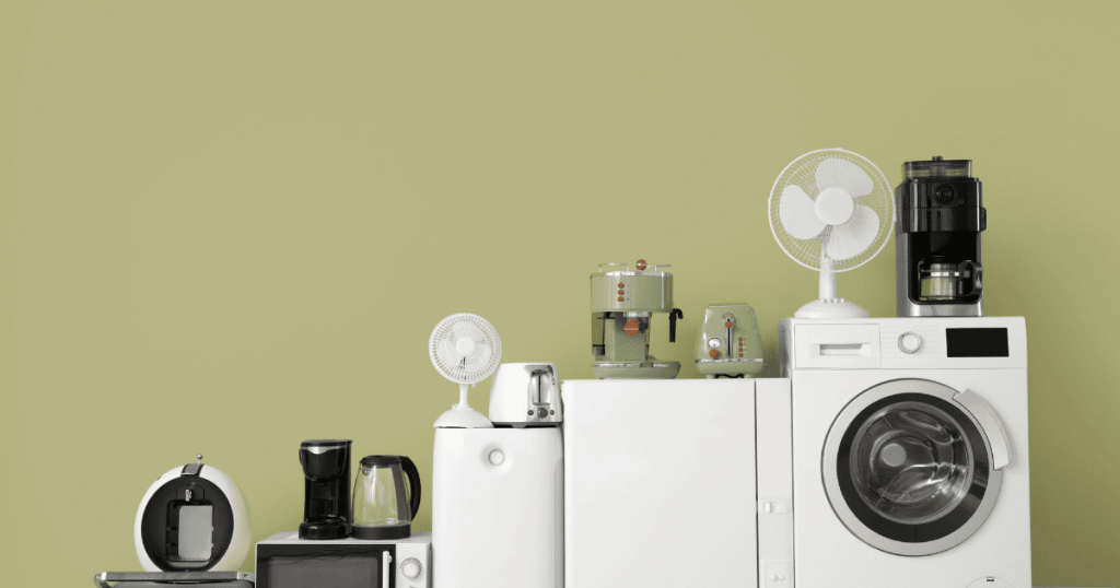 冷蔵庫や洗濯機、電子レンジなどが並ぶ家電のイメージ