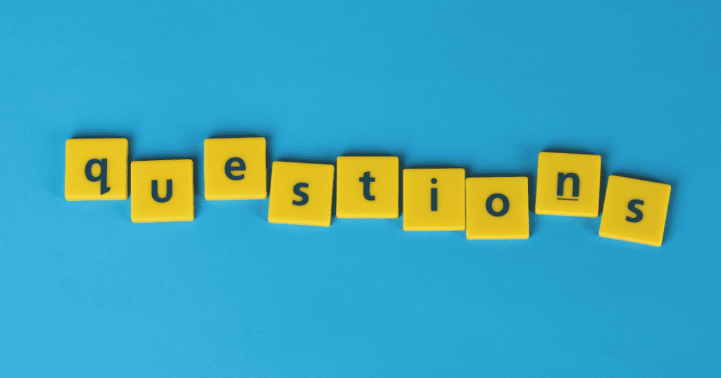 青い背景に黄色いブロックで並べられた「questions」の文字