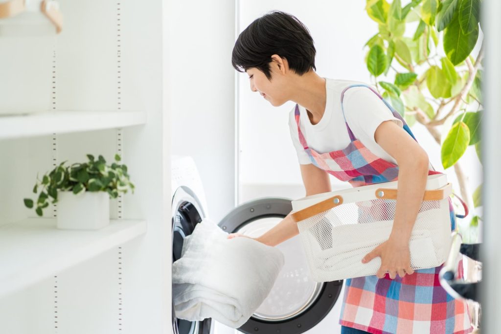 洗濯する女性