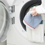 洗濯機にタオルを入れる様子
