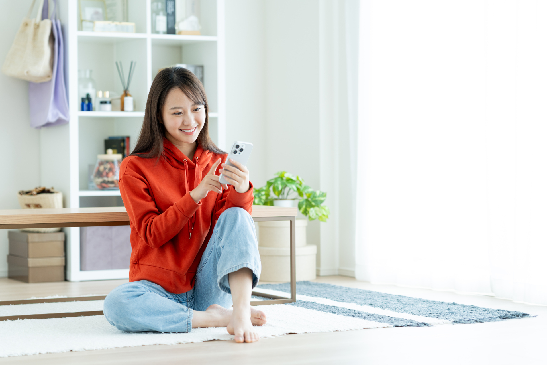 スマホを見る人