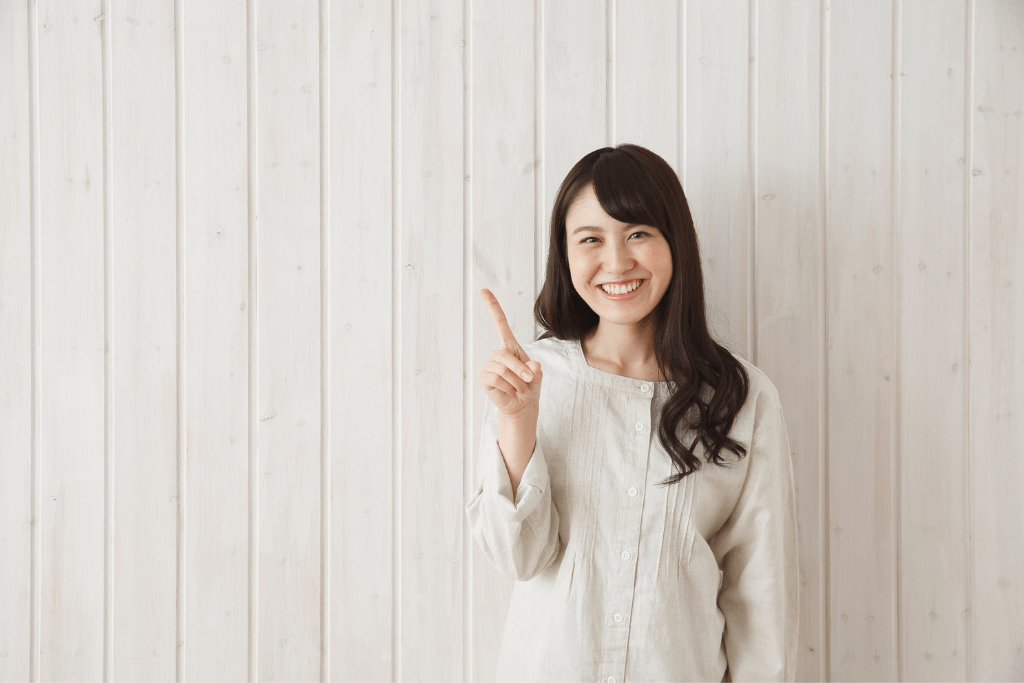 ポイントを示す女性の笑顔