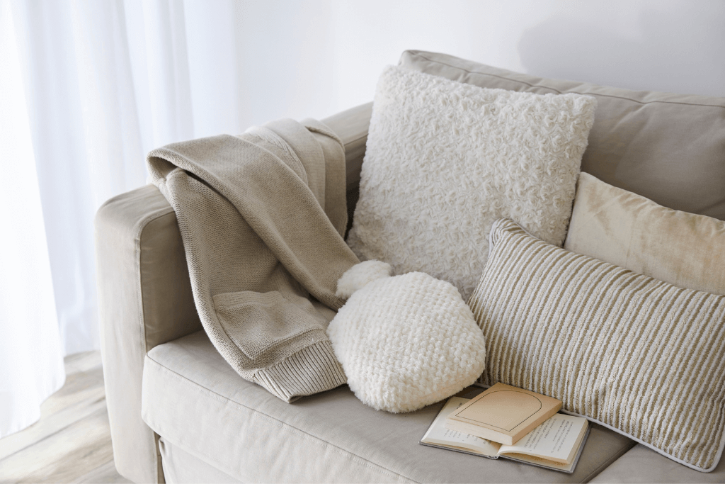 クッションとブランケットが置かれたソファの上のリラックス空間