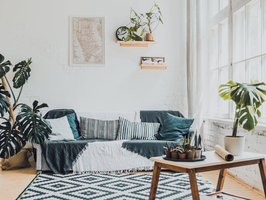 観葉植物とソファが置かれた一人暮らしのリビング空間