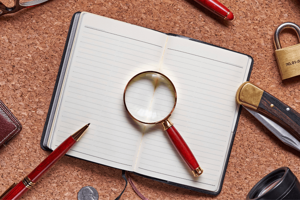 虫眼鏡とペンが置かれた調査・リサーチのイメージ