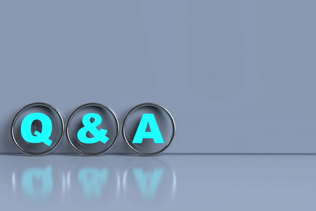 Q&Aの文字が浮かび上がるメタリックなデザイン