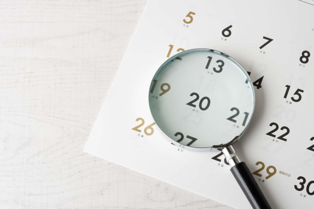 カレンダーとルーペ