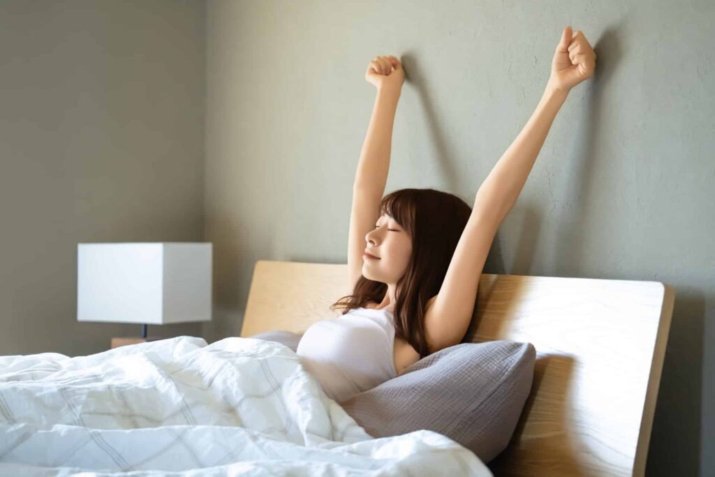 ベッドで目覚める女性