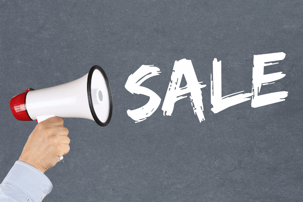 SALEと書かれた黒板とメガホンの写真