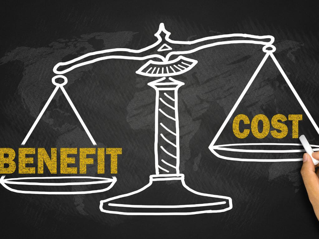ベネフィットとコストを比較する天秤のイラスト