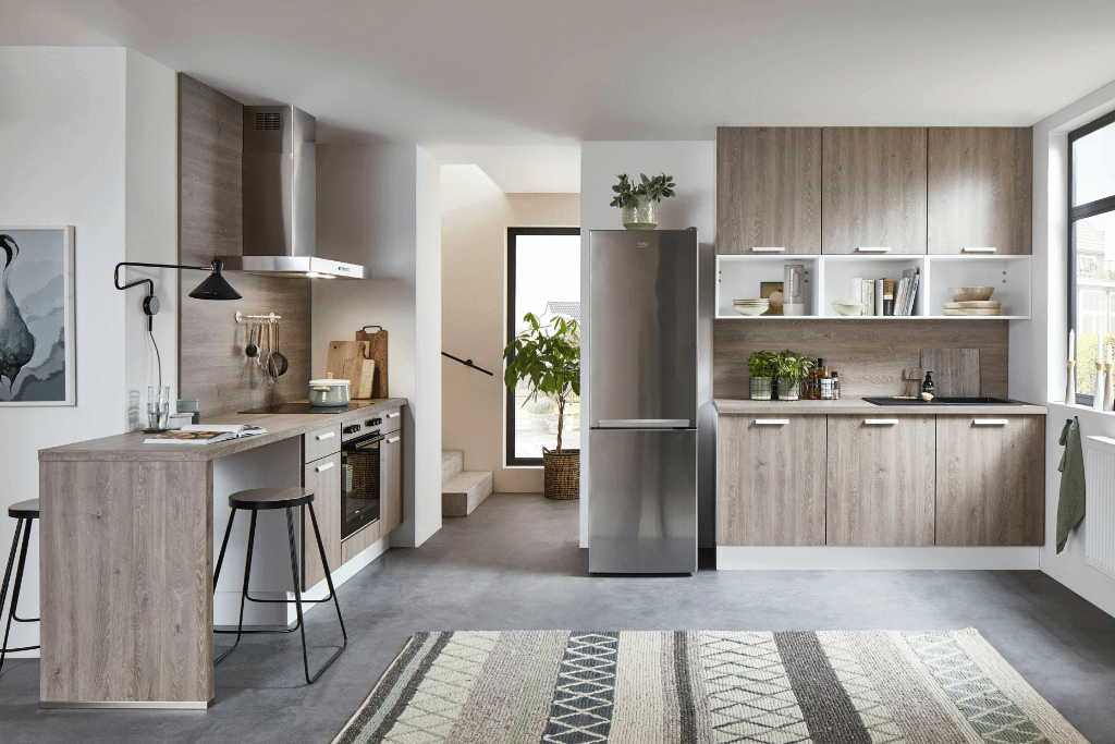 ナチュラルなキッチンと冷蔵庫のインテリア写真