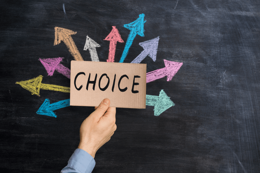 黒板の前で「CHOICE」のカードを持ち、選択肢を示す矢印が描かれている