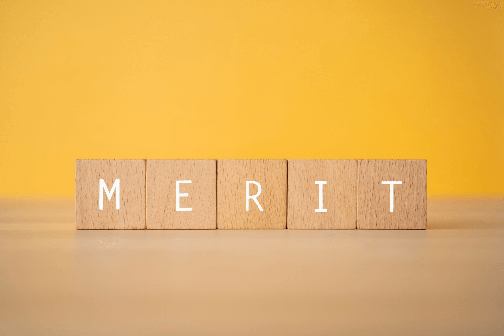 リット（MERIT）の文字が並ぶ木製ブロック