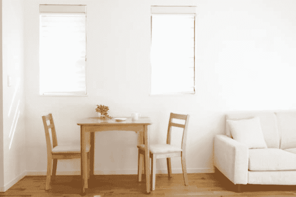 ナチュラルな木製ダイニングセットとソファのあるリビング