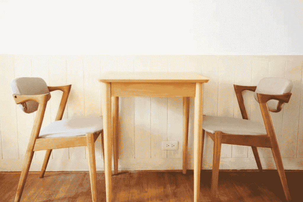 木目調のテーブルとデザインチェアのダイニングスペース