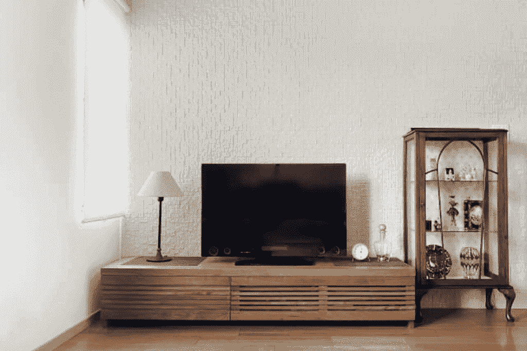 テレビ台とガラスキャビネットが並ぶリビングの一角