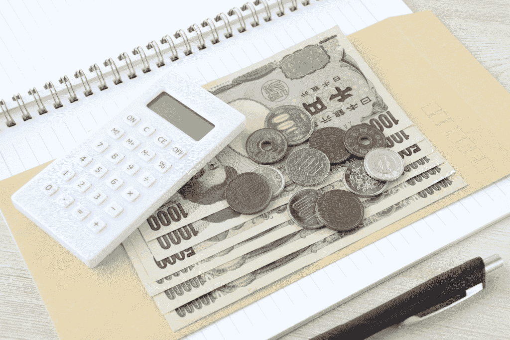 電卓と現金で家計管理する様子