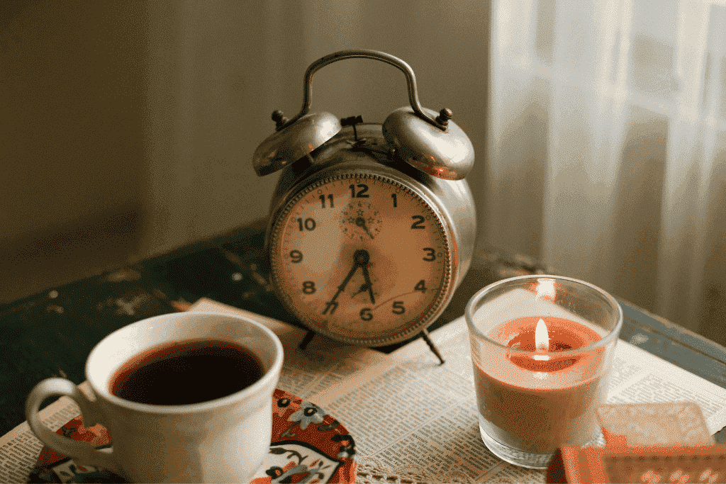 レトロな目覚まし時計とキャンドル