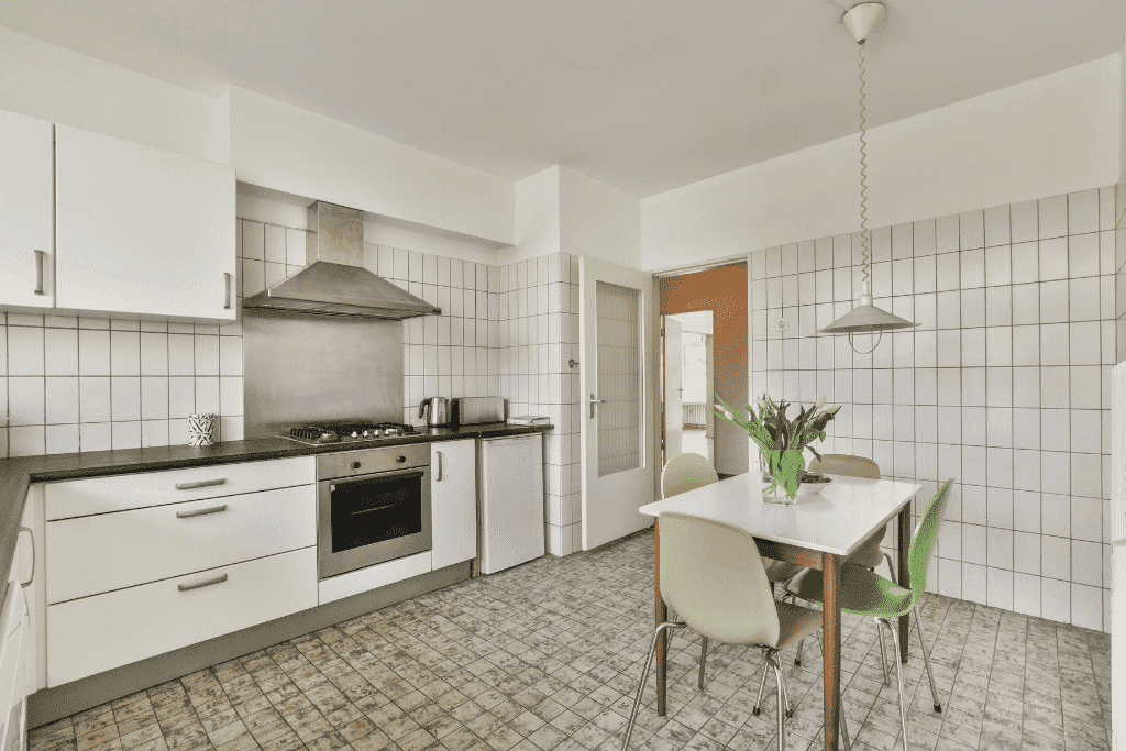 白を基調とした清潔感のあるキッチン