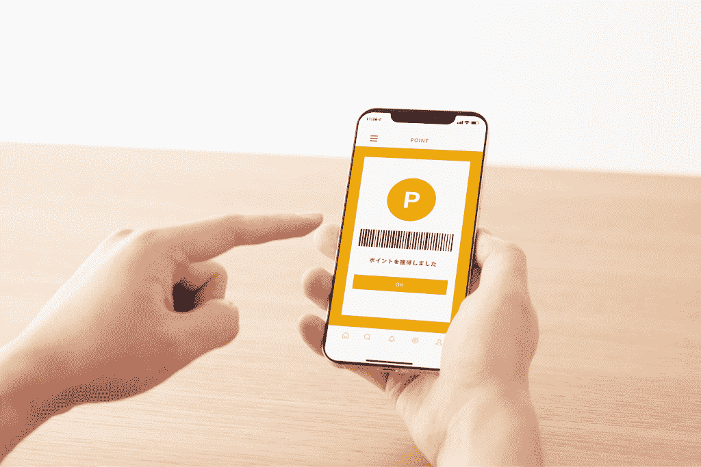 スマートフォンでポイント画面を操作している手元