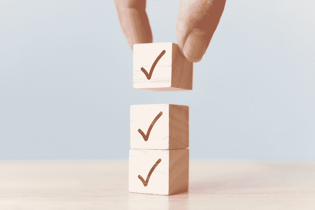 チェックマークが描かれた木製ブロック