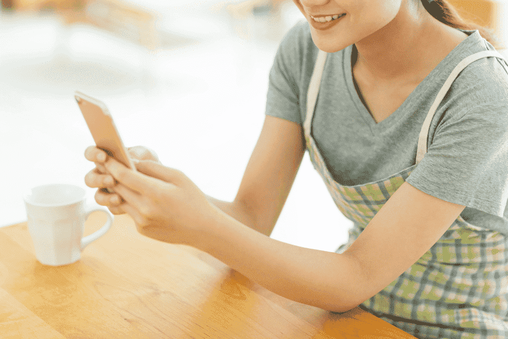 スマートフォンを操作する女性の手元