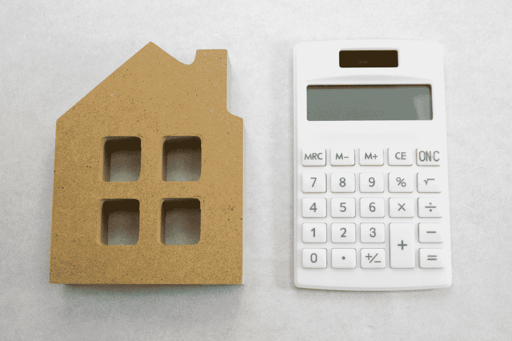 家の形のオブジェと電卓