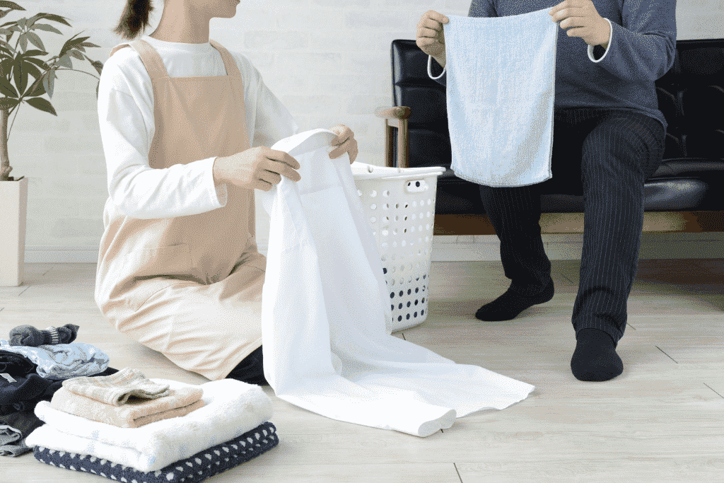 二人で洗濯物を畳む様子