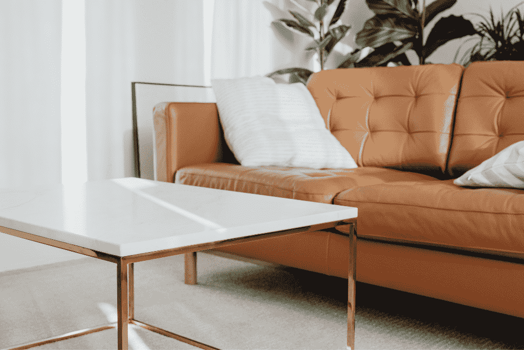 部屋に置かれたソファとテーブル