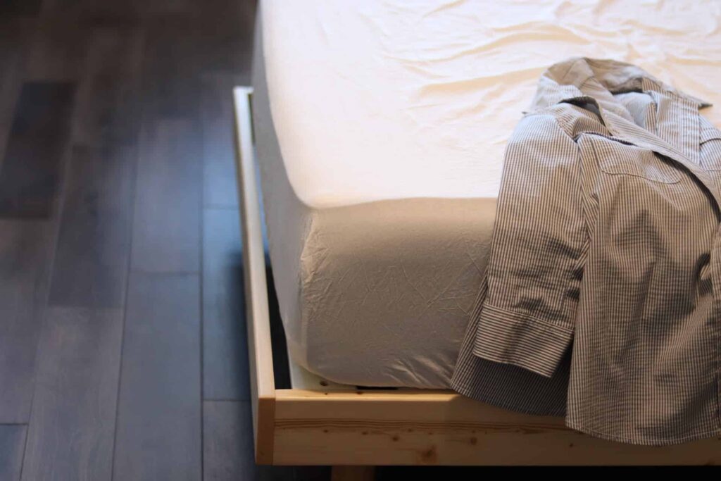 ベッドに脱ぎ捨てられたシャツ