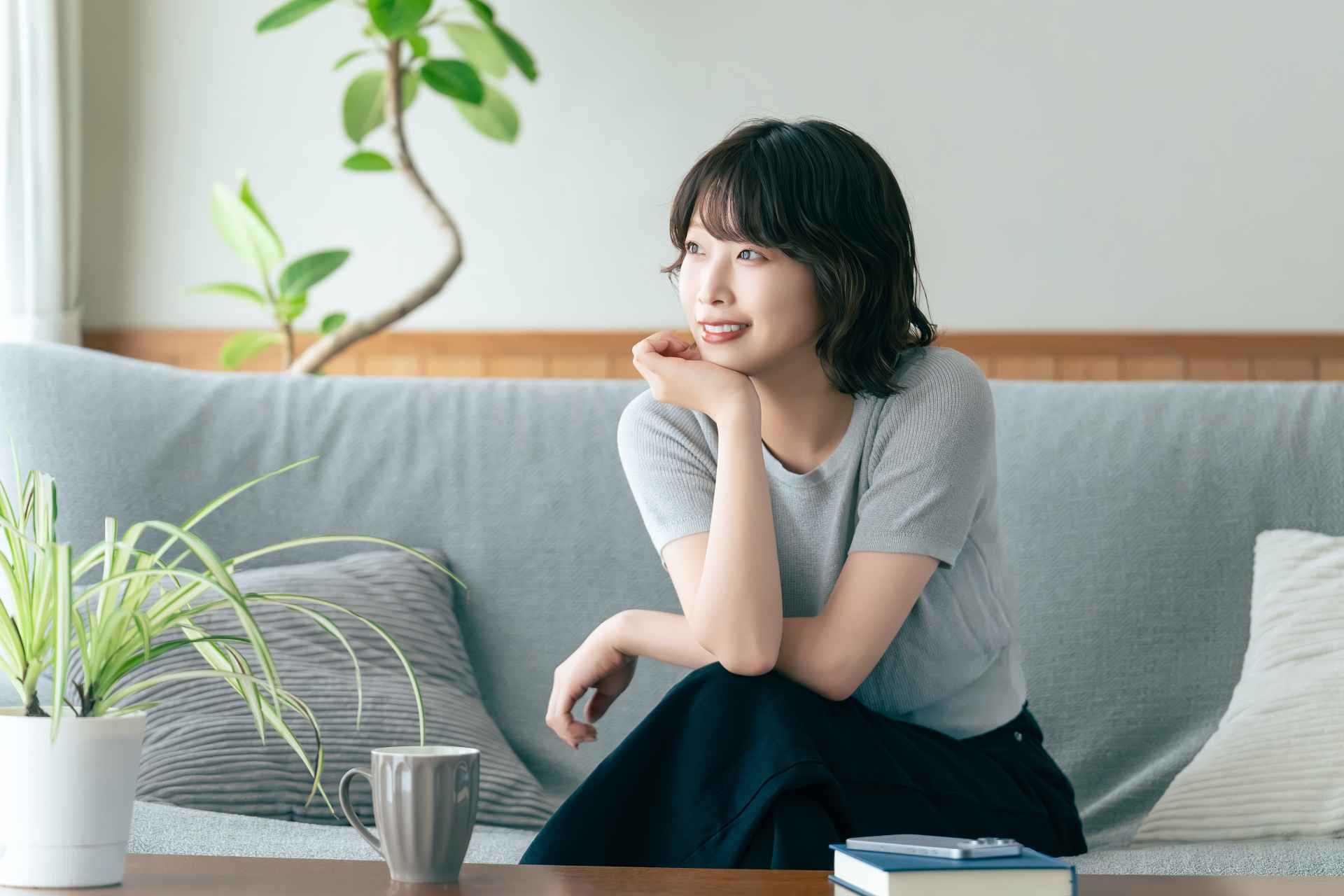 ソファに座る女性