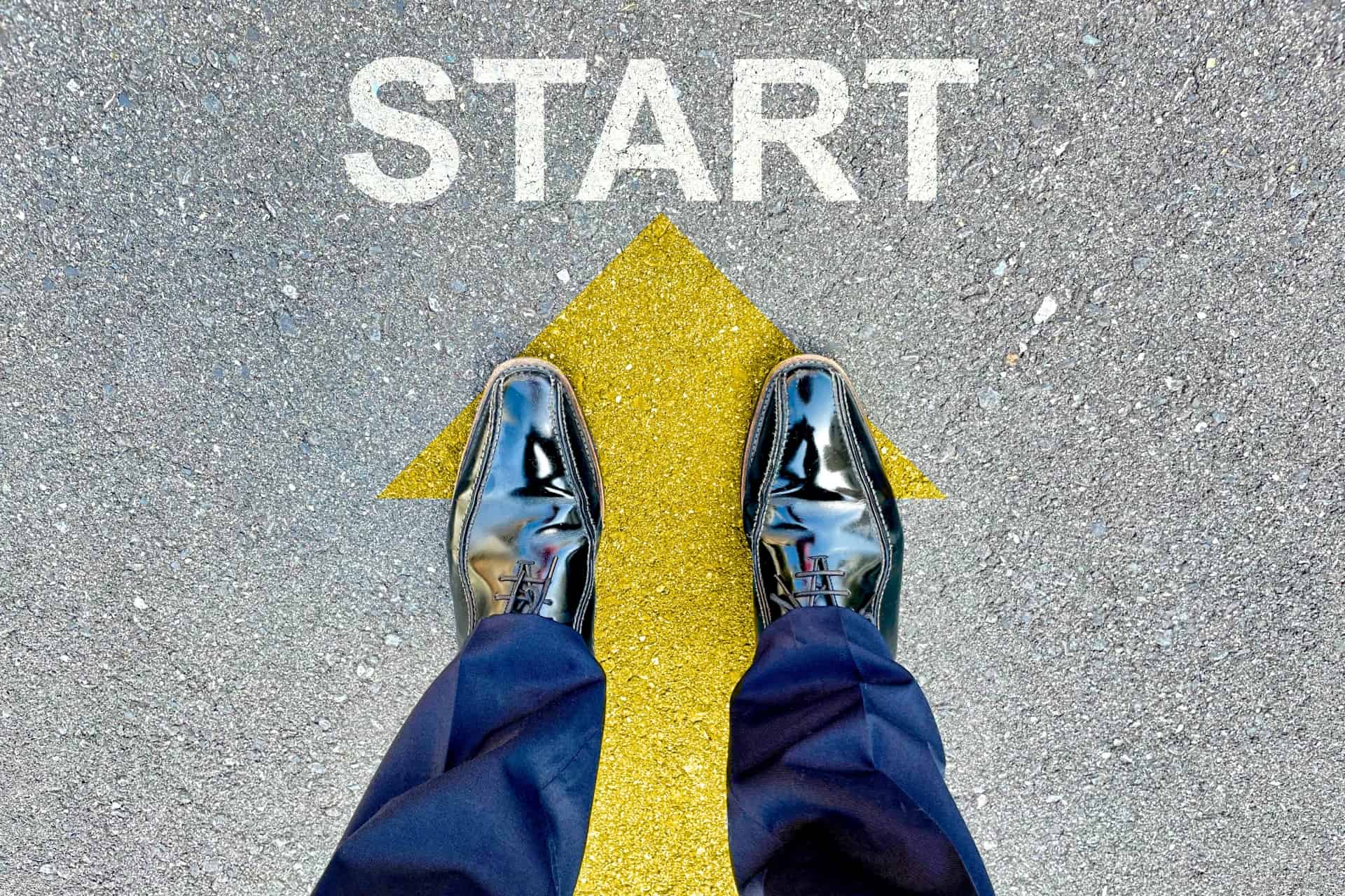 新しい一歩を踏み出す男性の足元